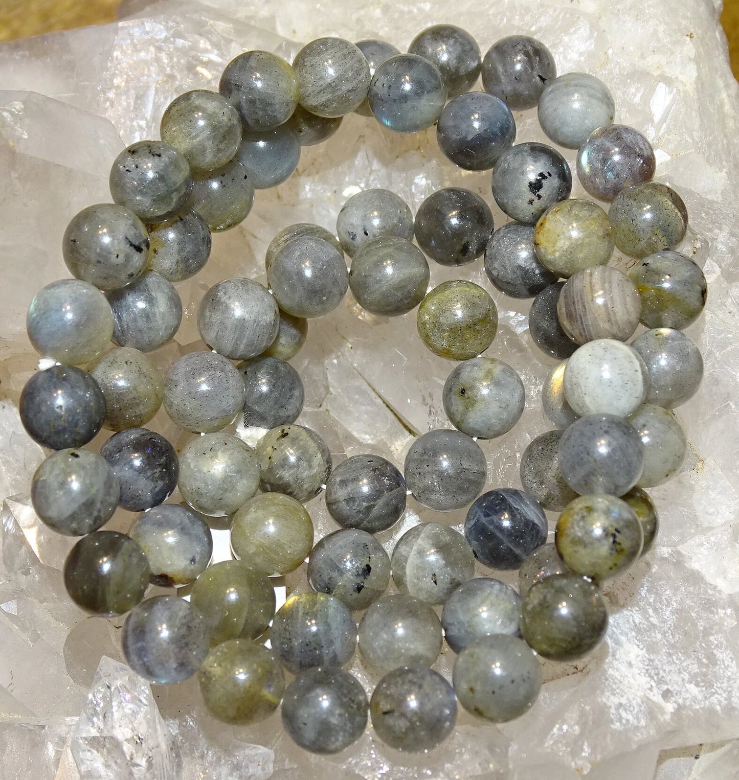 Labradorite, perles rondes de 4, 6 ou 8 mm. Vendu en fil de perle 38/39 cm, en bracelet de 17 à 21cm, en collier de 45 ou sautoir de 60cm. Qualité AA à AAA, superbes perles aux reflets cristalins bleutés !
