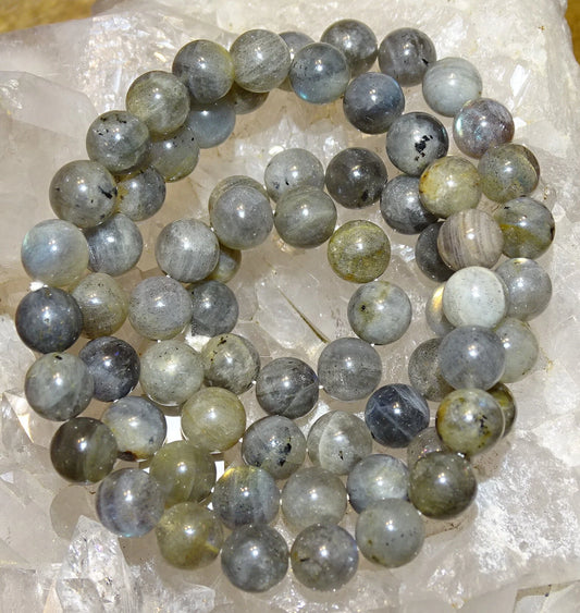 Labradorite, perles rondes de 4, 6 ou 8 mm. Vendu en fil de perle 38/39 cm, en bracelet de 17 à 21cm, en collier de 45 ou sautoir de 60cm. Qualité AA à AAA, superbes perles aux reflets cristalins bleutés !