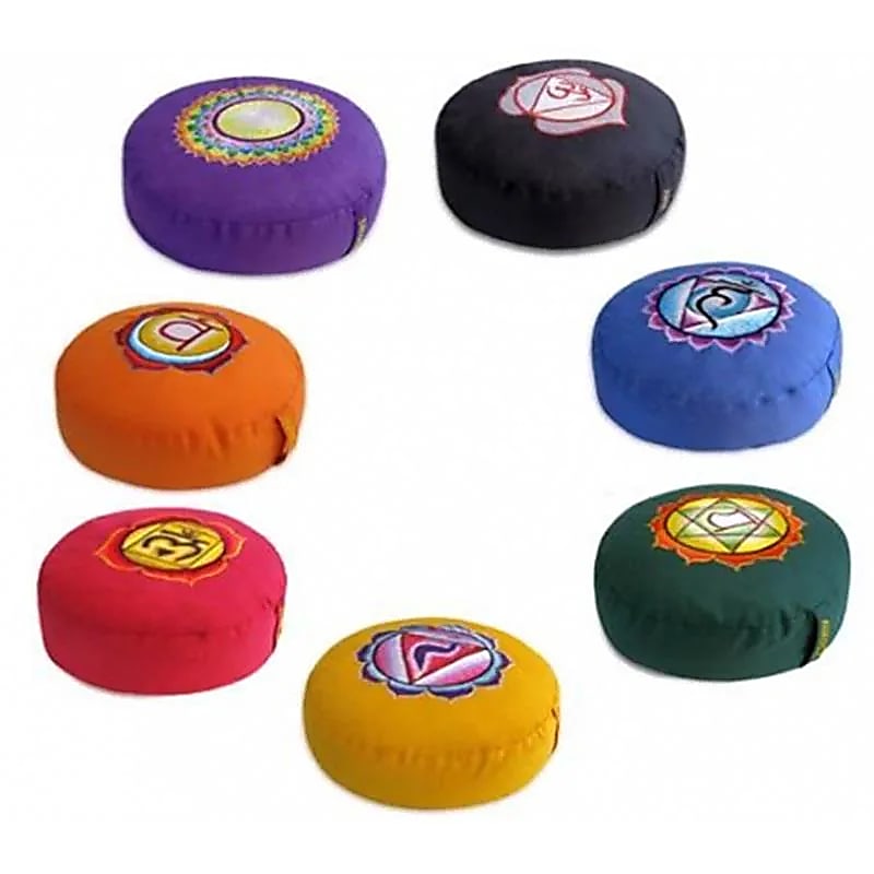 A selection of meditation or yoga cushions in the colors of the 7 chakras, made of organic cotton (OCS). 33 centimeters in diameter x 13 centimeters in height - 2300 grams. From Yogi &amp; Yogini, made in India! Cushions sold individually or in sets of 7!