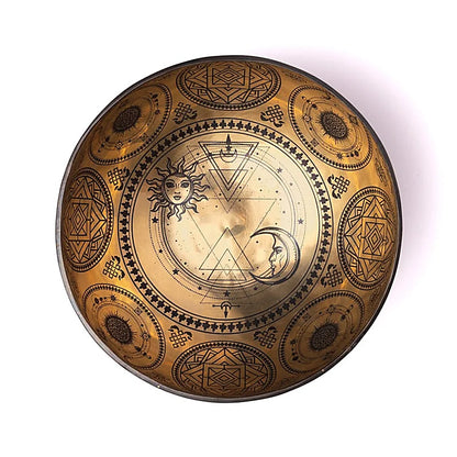 Bowl in 7 metals with cosmic engraving of the sun and the moon, size 22/24 centimeters - +/- 1400/1600 grams approximately. Sold with a suitable mallet! Magnificent piece 'handmade' in Nepal!