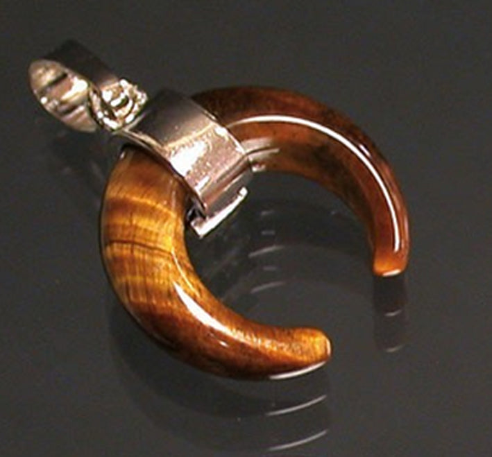 Pendentif en forme de croissant de lune ! De 30 millimètres de hauteur x 20 mm de largeur x 6 millimètres. Pierre au choix : Améthyste, Cristal de roche, Quartz rose, Oeil de tigre. Vendu avec cordon noir réglable offert !