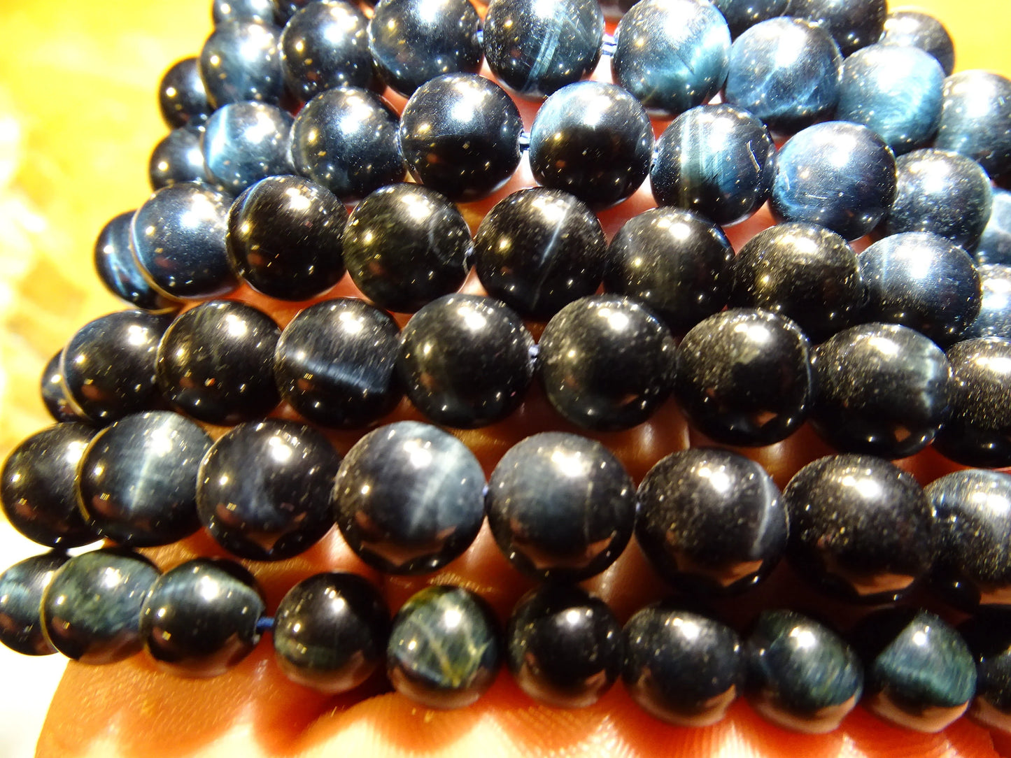 Oeil de Faucon, perles rondes de 4 ou 6 mm. Vendu en fil de perle 38/39 cm, en bracelet de 17 à 21cm, en collier de 45 ou sautoir de 60cm. Qualité AA à AAA, superbes perles, magnifiques reflets bleu nuit !