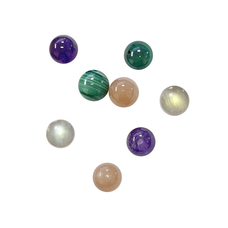 Perles 'rondes' de 8 millimètres 'semi-percées', pour création de puces/clous/ boucles d'oreilles. Conditionnement par lot de 8 pièces : 2 Améthyste - 2 Malachite - 2 Pierre de soleil -2 Labradorite