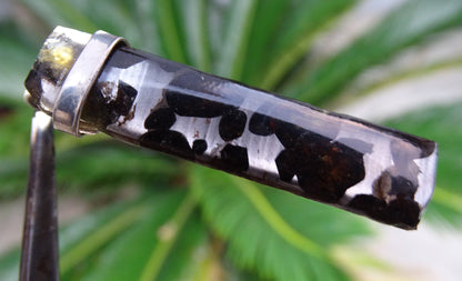 Météorites Pallasites Sericho, pendentif en Argent de 5 gr., 50 x 12 x 5 mm. Piéce rare et se distingue par la présence de gros cristaux d'olivine (péridot) en inclusion !