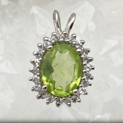 Péridot  | Collection Retro' | Pendentif en Argent serti d'une pierre gemme de forme ovale, entouré d'Oxyde, 16 x 10 mm !