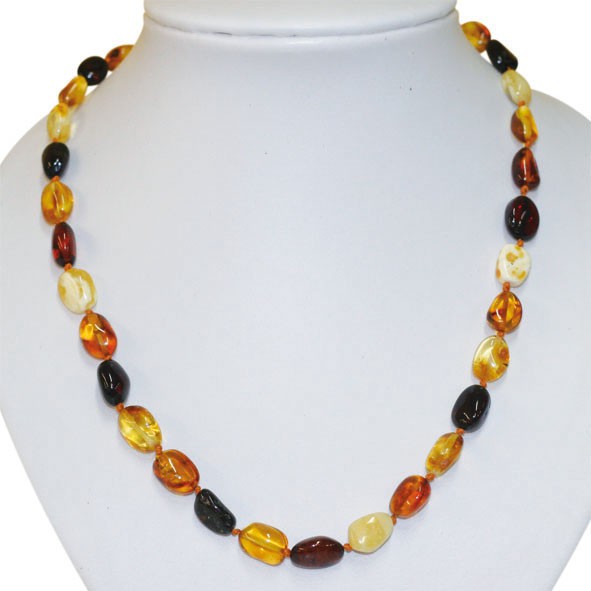 Amber, free-form and natural beads measuring 10 to 15 millimeters, sold in a 45-centimeter necklace. AA to AAA quality, superb beads, lightweight and incredibly soft!
