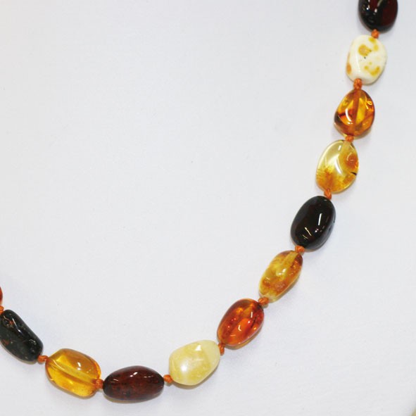 Amber, free-form and natural beads measuring 10 to 15 millimeters, sold in a 45-centimeter necklace. AA to AAA quality, superb beads, lightweight and incredibly soft!