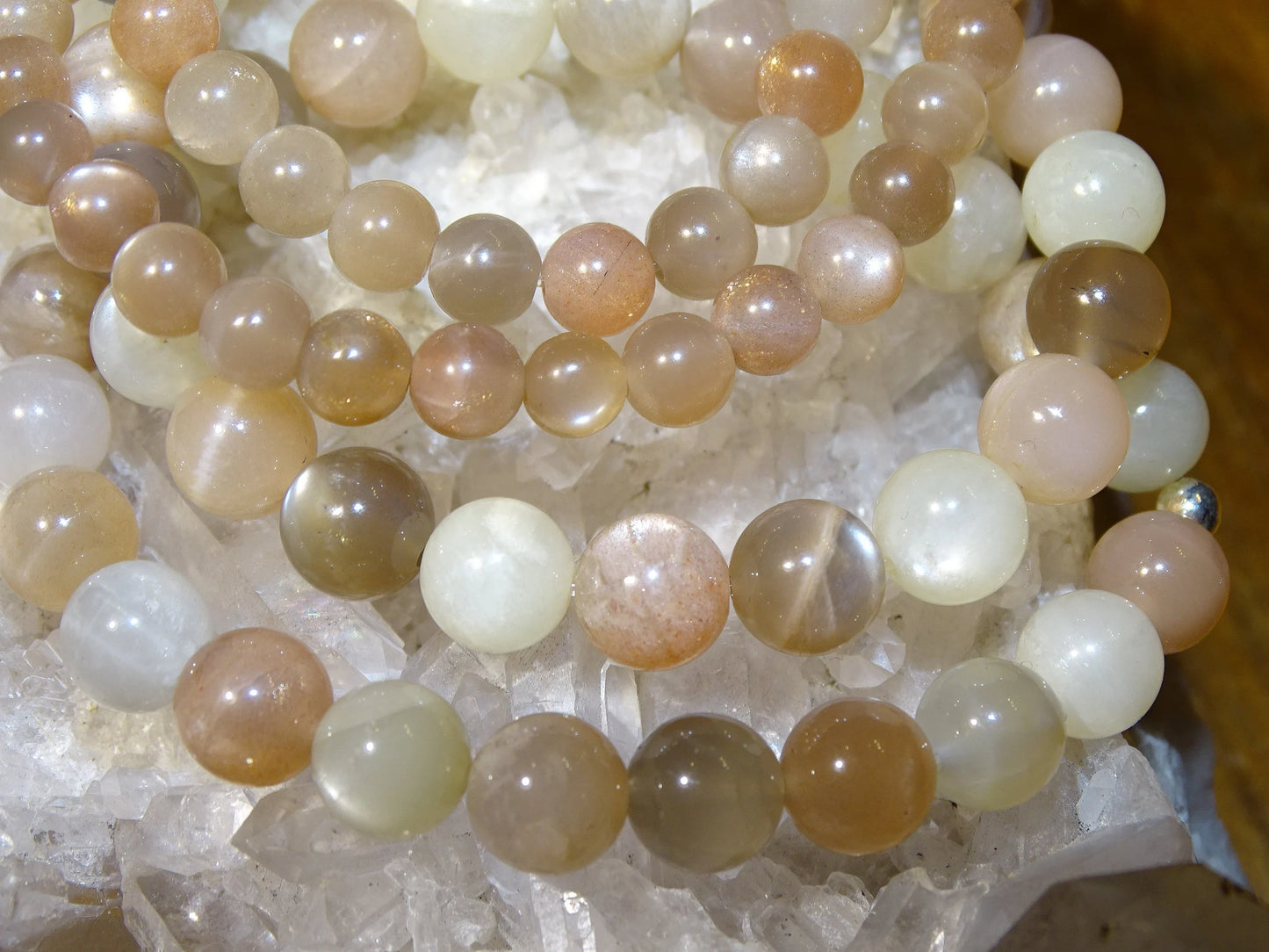 Pierre de Lune Multicolore, perles rondes de 6 ou 8 mm. Vendu en fil de perle 38/39 cm, en bracelet de 17 à 21cm, en collier de 45 ou sautoir de 60cm. Qualité AA à AAA, superbes perles aux effets incroyables !