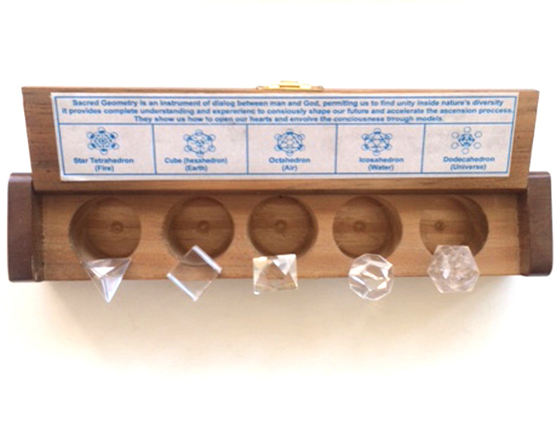 Solides de Platon en cristal de roche. Ø de 1.3 à 1.7 cm - 5 à 7gr. Vendu avec ou sans coffret en bois + disque de sélénite en option !