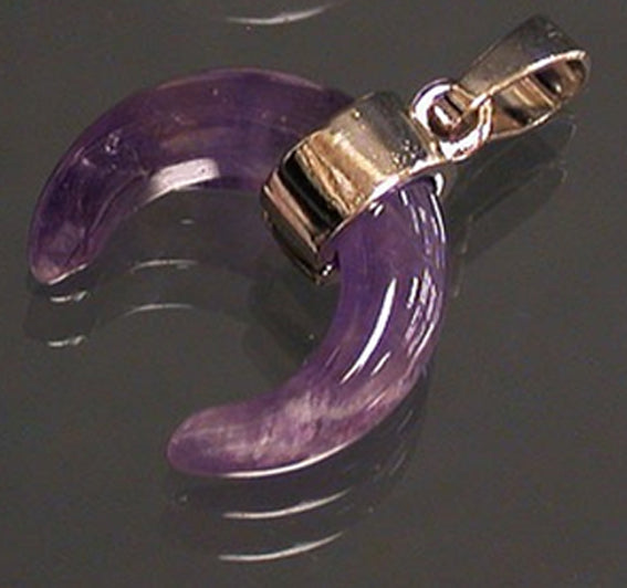 Pendentif en forme de croissant de lune ! De 30 millimètres de hauteur x 20 mm de largeur x 6 millimètres. Pierre au choix : Améthyste, Cristal de roche, Quartz rose, Oeil de tigre. Vendu avec cordon noir réglable offert !