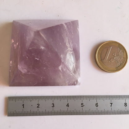 Pyramides en Améthyste de 1,5 à 8,5 centimètres, superbes couleurs, magnifiques effets, parfait pour la lithothérapie, collection, exposition...!
