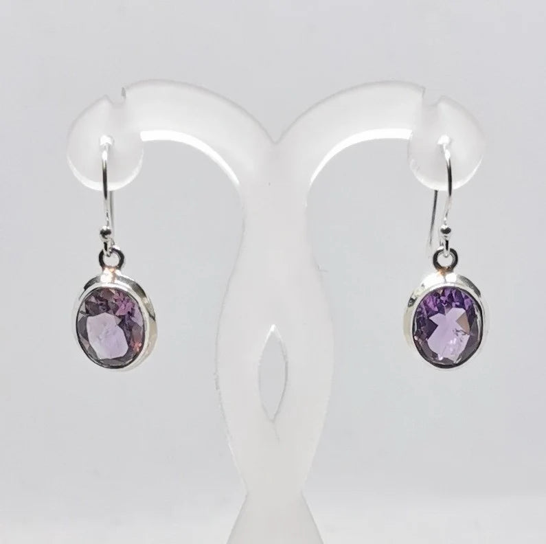 Boucles d'oreilles en Améthyste, cabochon sertis de forme ovale, qualité AA à AAA. Vendu en finition Argent, parfait !