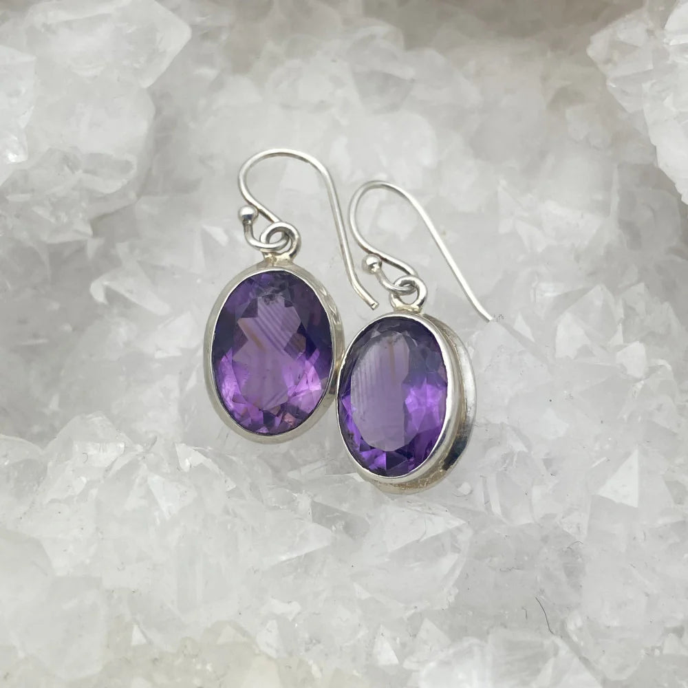 Boucles d'oreilles en Améthyste, cabochon sertis de forme ovale, qualité AA à AAA. Vendu en finition Argent, parfait !