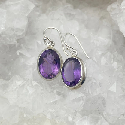 Boucles d'oreilles en Améthyste, cabochon sertis de forme ovale, qualité AA à AAA. Vendu en finition Argent, parfait !