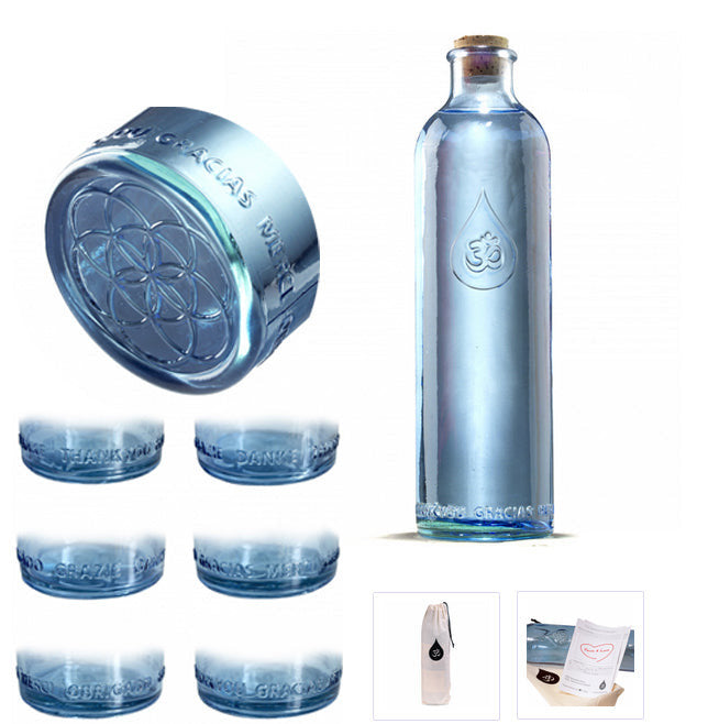 Bouteille de 1,2 ml de chez 'OmWater' modèle 'Gratitude', fabriquer suivant le nombre d'Or. En verre 100% recyclé, 0% métaux lourds, vendu dans un sac en coton naturel.