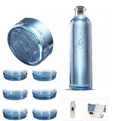 Bouteille de 1,2 ml de chez 'OmWater' modèle 'Gratitude', fabriquer suivant le nombre d'Or. En verre 100% recyclé, 0% métaux lourds, vendu dans un sac en coton naturel.