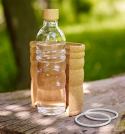 Gourdes/ Bouteilles de chez 'Nature's Design', modèle 'Lagoena' de 0,5 ou 0,7 L. avec gravure de la fleur de vie. Fait à partir de matériaux 100% naturels qui peuvent être recyclés ou compostés: verre, liège, bois, caoutchouc, bioplastique.