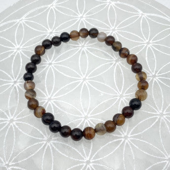 Agate naturelle, perles rondes de 6 ou 8 millimètres. Vendu en fil de perle 38/39 cm, en bracelet de 17 à 21cm, en collier de 45 ou sautoir de 60cm. Qualité AA à AAA, superbes perles, belle pureté, parfait !