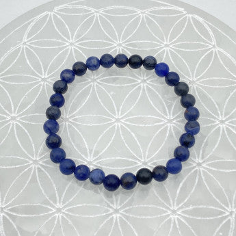 Sodalite qualité Extra, perles rondes de 6 et 8 mm, vendu en : fil de perle 38/39 cm, en bracelet de 17 à 21cm, en collier de 45 ou sautoir de 60cm. Qualité AA à AAA, superbes perles d'un bleu naturel envoûtant !