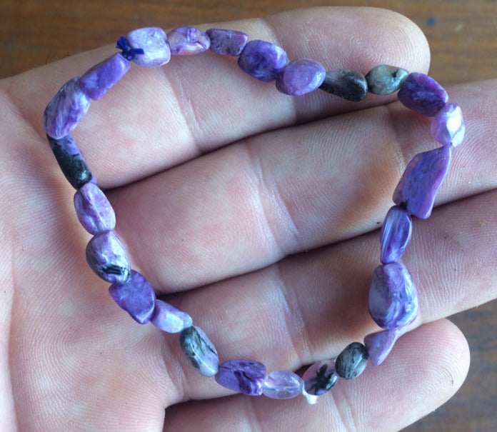 Charoite, bracelet de 17 à 21cm, collier de 42cm et sautoir de 60cm. Perles de type 'Graine' de formes naturelles montées sur fil de haute résistance !