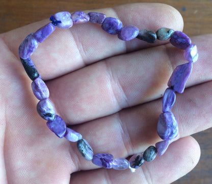Charoite, bracelet de 17 à 21cm, collier de 42cm et sautoir de 60cm. Perles de type 'Graine' de formes naturelles montées sur fil de haute résistance !