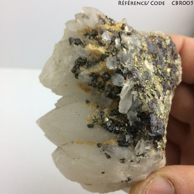 Calcite blanche avec inclusions métalliques (probablement pyrite / sphalérite / chalcopyrite), spécimen brut et naturel de 70 x 60 x 70mm - 276 gr.. Belle pièce de minéralogie !