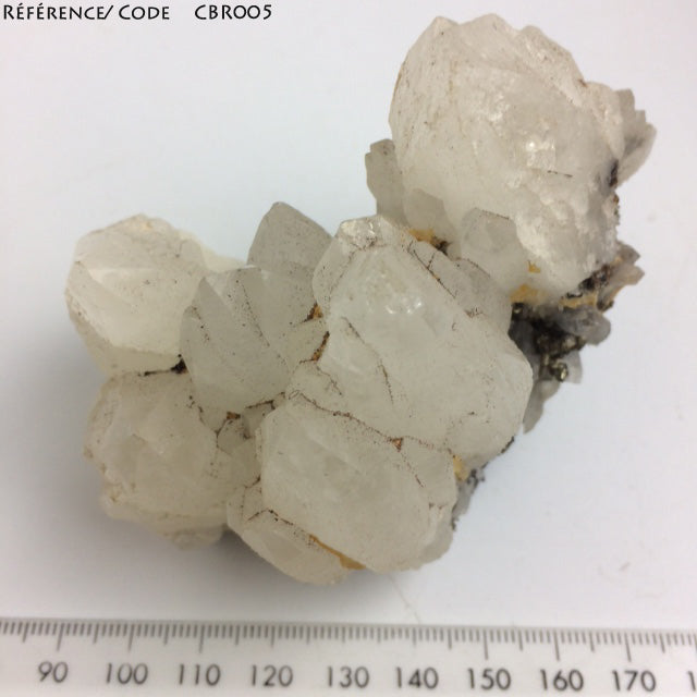Calcite blanche avec inclusions métalliques (probablement pyrite / sphalérite / chalcopyrite), spécimen brut et naturel de 70 x 60 x 70mm - 276 gr.. Belle pièce de minéralogie !