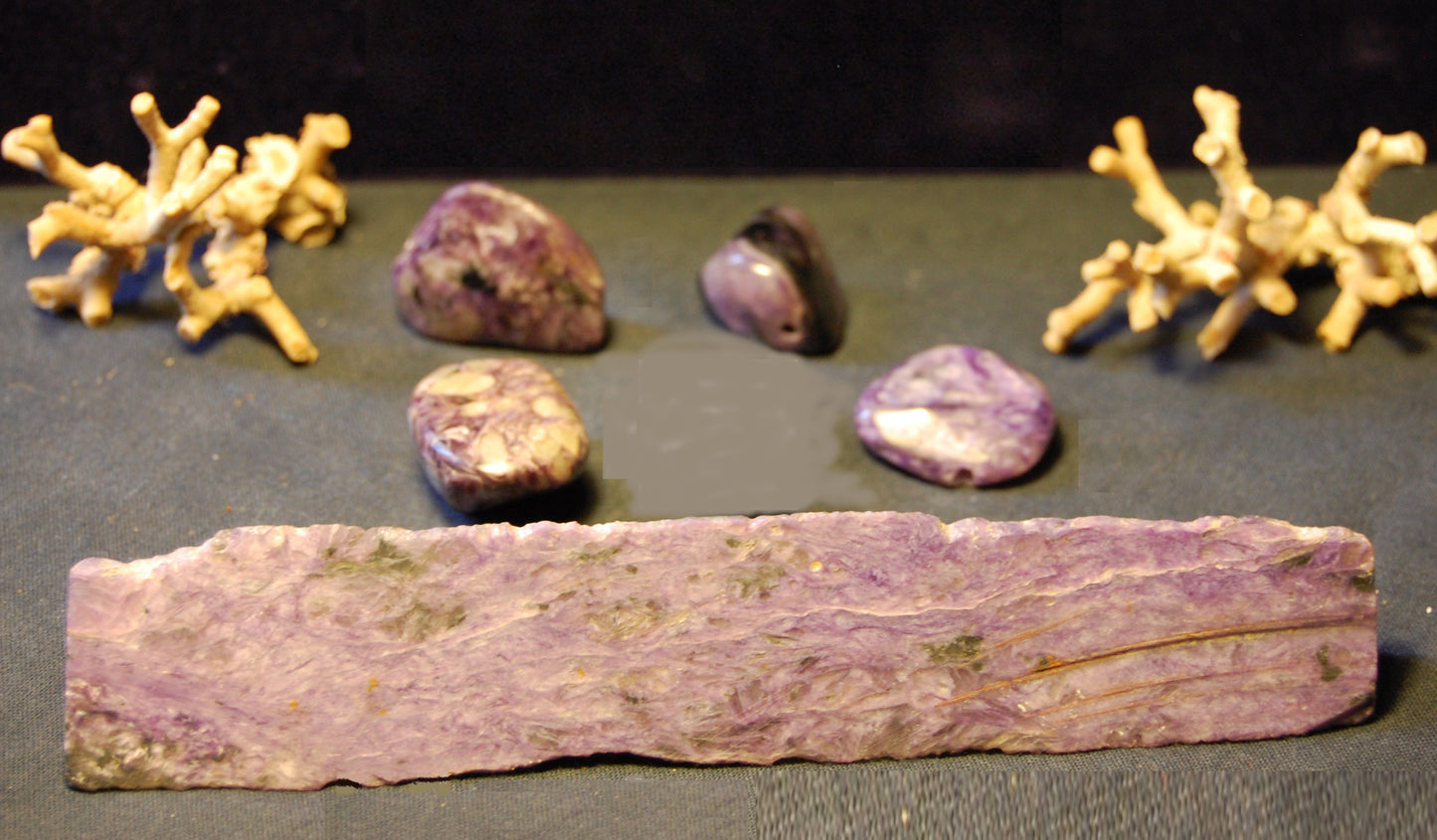 Charoïte – Spécimen, chute de taille polie, de 120 x 30 x 30 mm - 85 grammes. Superbe pierre aux couleurs incroyables !
