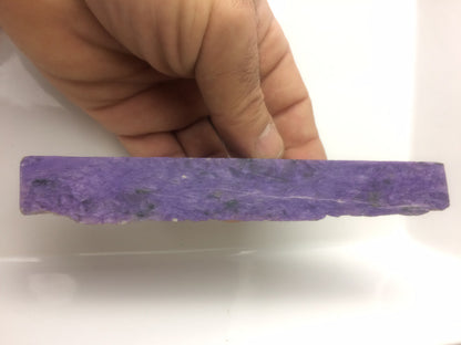 Charoïte – Spécimen, chute de taille polie, de 120 x 30 x 30 mm - 85 grammes. Superbe pierre aux couleurs incroyables !