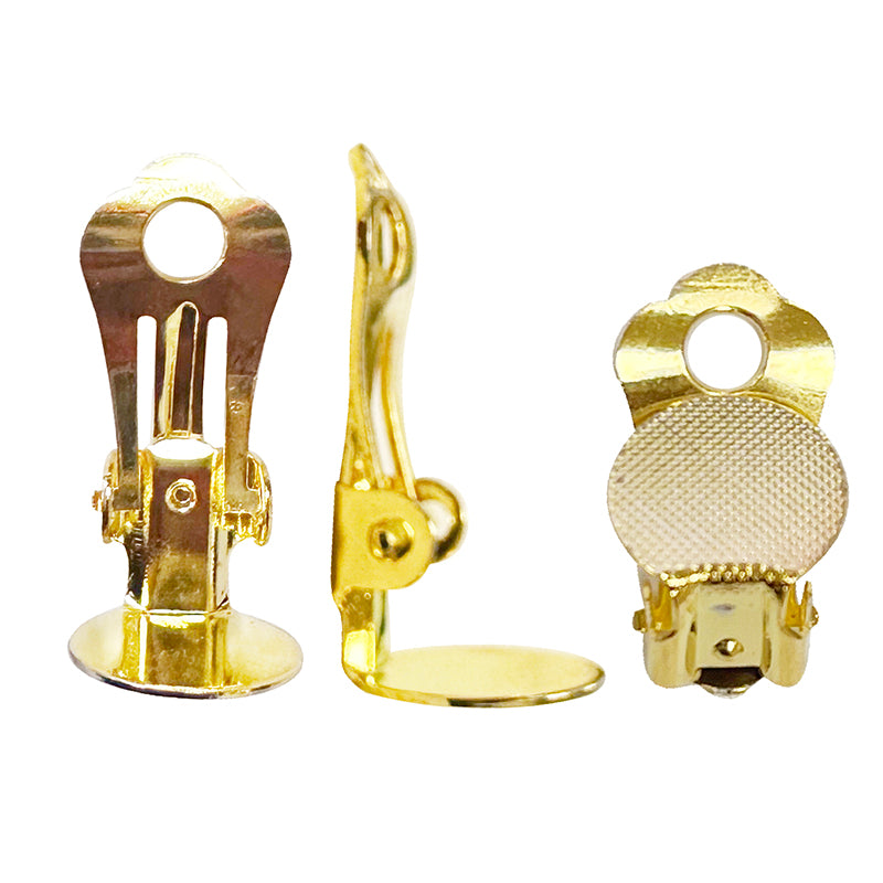 Apprêts, 'clips' d'oreilles, finition laiton argenté ou doré avec plateau à coller pour oreilles non percées. Très bonne qualité, parfait pour vos créations ou pour réparation ! Vendu par paire ou par 10 ou 100 !