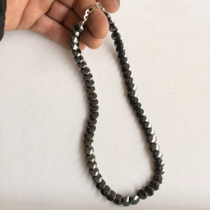 Hématite, collier en perles 'Pastille' de 10x2 mm. 3 finitions au choix pour le système de fermeture (Argent, plaqué or, argenté). Une pierre naturelle à l'effet métal, superbe !