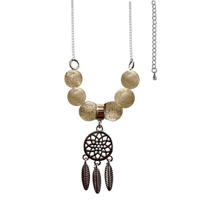 Chaîne avec chaînette de rallonge de 41,5 centimètres, en bronze galvanisé, ornée d'un pendentif attrape rêve et de 6 perles de 6 milimètres en pierres ! Disponible en Améthyste, labradorite, oeil de tigre !