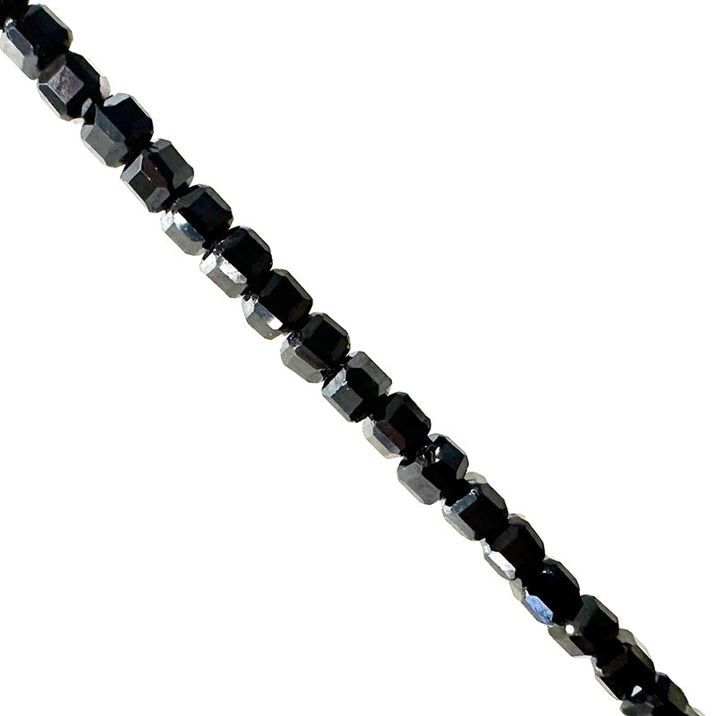 Tourmaline noire ! Perles carrées de 2 millimètres. Vendu en fil de perles de 40 cm, en bracelet de 17 à 21 cm, ou en collier de 45. Qualité AA à AAA  !
