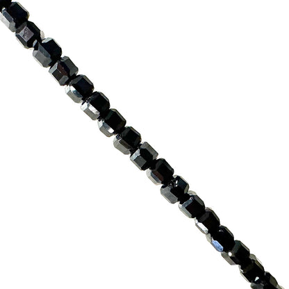 Tourmaline noire ! Perles carrées de 2 millimètres. Vendu en fil de perles de 40 cm, en bracelet de 17 à 21 cm, ou en collier de 45. Qualité AA à AAA  !