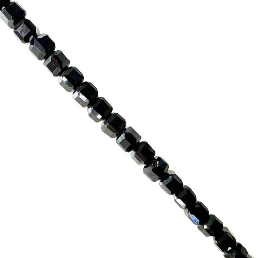 Tourmaline noire ! Perles carrées de 2 millimètres. Vendu en fil de perles de 40 cm, en bracelet de 17 à 21 cm, ou en collier de 45. Qualité AA à AAA  !