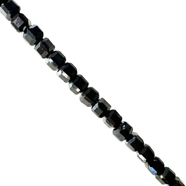 Tourmaline noire ! Perles carrées de 2 millimètres. Vendu en fil de perles de 40 cm, en bracelet de 17 à 21 cm, ou en collier de 45. Qualité AA à AAA  !
