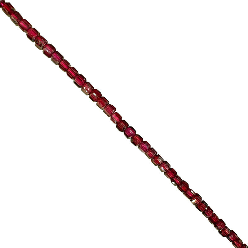 Grenat ! Perles carrées de 2 millimètres. Vendu en fil de perles de 40 cm, en bracelet de 17 à 21 cm, ou en collier de 45. Qualité AA à AAA !