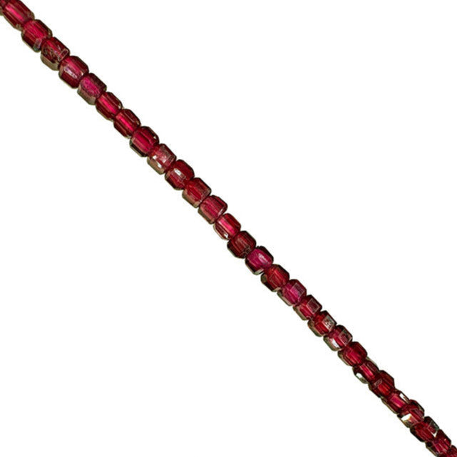 Grenat ! Perles carrées de 2 millimètres. Vendu en fil de perles de 40 cm, en bracelet de 17 à 21 cm, ou en collier de 45. Qualité AA à AAA !