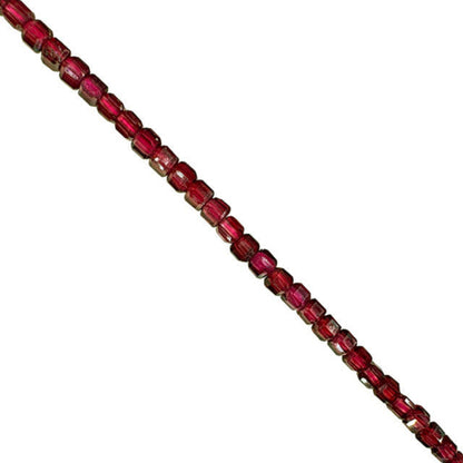 Grenat ! Perles carrées de 2 millimètres. Vendu en fil de perles de 40 cm, en bracelet de 17 à 21 cm, ou en collier de 45. Qualité AA à AAA !