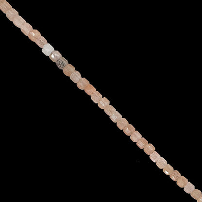 Pierre du soleil - Perles carrées de 2 millimètres. Vendu en fil de perles de 40 cm, en bracelet de 17 à 21 cm, ou en collier de 45. Qualité AA à AAA  !