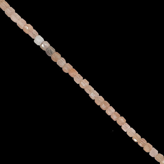 Pierre du soleil - Perles carrées de 2 millimètres. Vendu en fil de perles de 40 cm, en bracelet de 17 à 21 cm, ou en collier de 45. Qualité AA à AAA  !