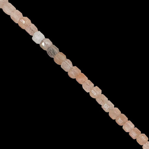 Pierre du soleil - Perles carrées de 2 millimètres. Vendu en fil de perles de 40 cm, en bracelet de 17 à 21 cm, ou en collier de 45. Qualité AA à AAA  !