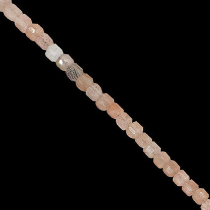 Pierre du soleil - Perles carrées de 2 millimètres. Vendu en fil de perles de 40 cm, en bracelet de 17 à 21 cm, ou en collier de 45. Qualité AA à AAA  !
