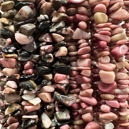 Rhodonite, bracelet de 17 à 21 cm ou en collier de 42 cm ou sautoir de 85 cm. Perle de type 'baroque/ chips' de 4 à 7  millimètres, montées sur fil élastique ou fil d'acier de haute résistance !