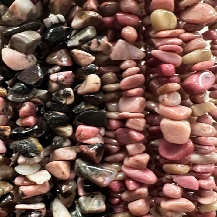 Rhodonite, bracelet de 17 à 21 cm ou en collier de 42 cm ou sautoir de 85 cm. Perle de type 'baroque/ chips' de 4 à 7  millimètres, montées sur fil élastique ou fil d'acier de haute résistance !