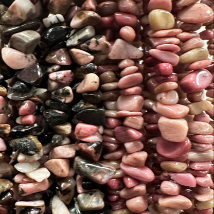 Rhodonite, bracelet de 17 à 21 cm ou en collier de 42 cm ou sautoir de 85 cm. Perle de type 'baroque/ chips' de 4 à 7  millimètres, montées sur fil élastique ou fil d'acier de haute résistance !