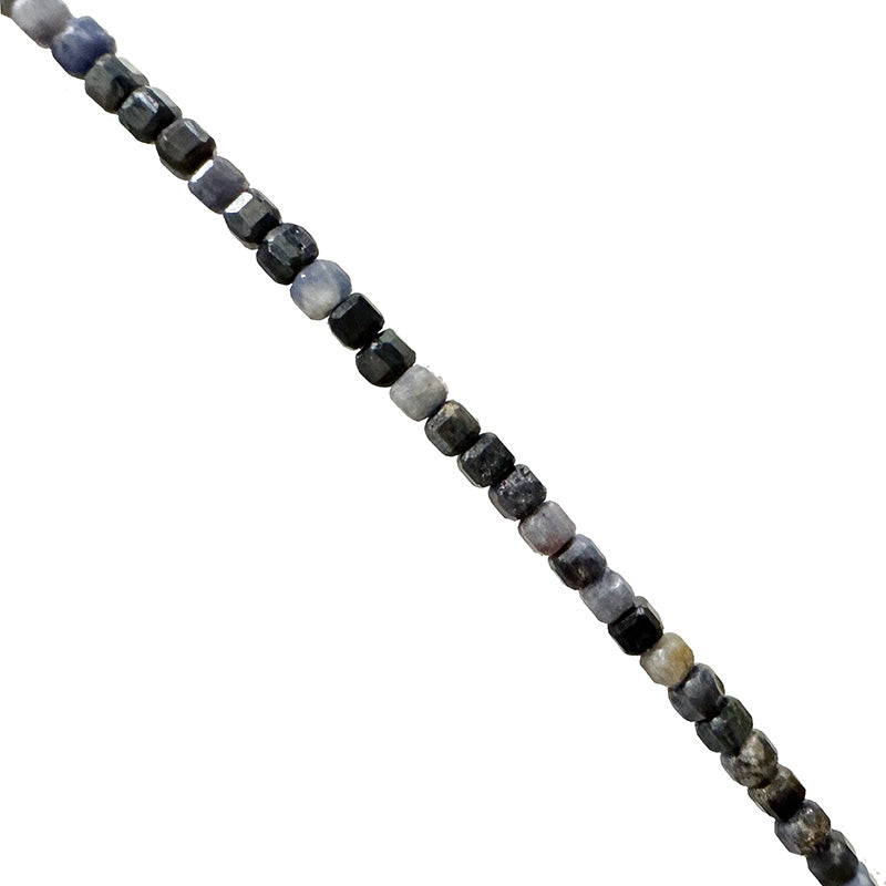 Saphir - Perles carrées de 2 millimètres. Vendu en fil de perles de 40 cm, en bracelet de 17 à 21 cm, ou en collier de 45. Qualité AA à AAA !