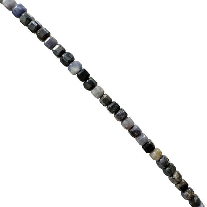 Saphir - Perles carrées de 2 millimètres. Vendu en fil de perles de 40 cm, en bracelet de 17 à 21 cm, ou en collier de 45. Qualité AA à AAA !