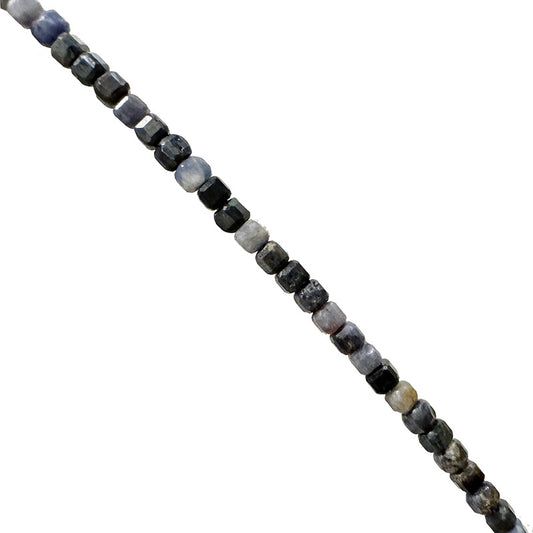 Saphir - Perles carrées de 2 millimètres. Vendu en fil de perles de 40 cm, en bracelet de 17 à 21 cm, ou en collier de 45. Qualité AA à AAA !