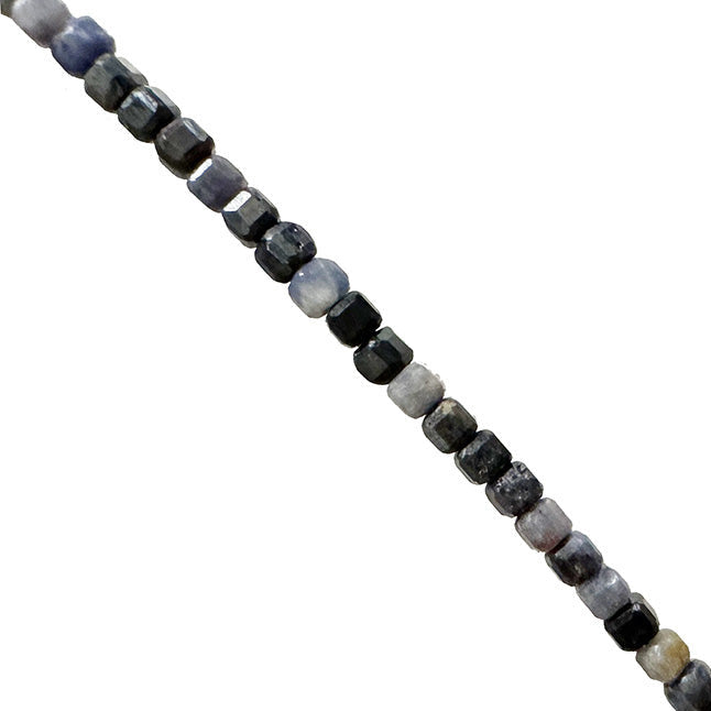 Saphir - Perles carrées de 2 millimètres. Vendu en fil de perles de 40 cm, en bracelet de 17 à 21 cm, ou en collier de 45. Qualité AA à AAA !